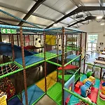 Nine Yards Family Glamping @ Farrington's Farm Lüks kamp alanı *
