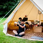 Nine Yards Family Glamping @ Farrington's Farm Lüks kamp alanı