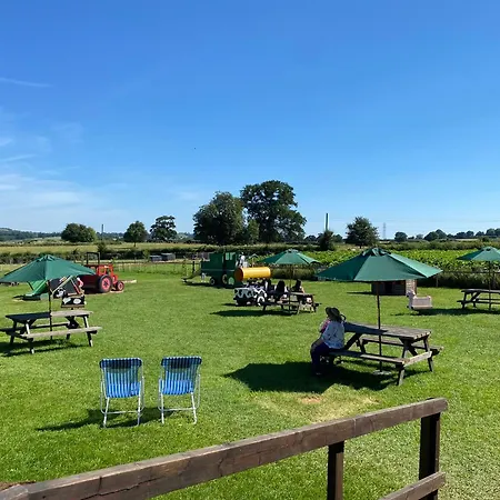 Nine Yards Family Glamping @ Farrington's Farm Lüks kamp alanı