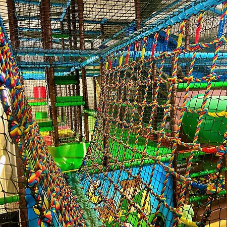 Campo de lujo Nine Yards Family Glamping @ Farrington's Farm *