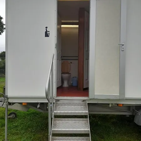 Nine Yards Family Glamping @ Farrington's Farm Lüks kamp alanı Bristol